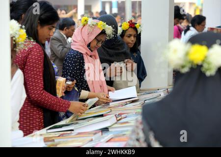 Dhaka, Wari, Bangladesh. 10 febbraio 2024. I visitatori leggono libri alla fiera nazionale del libro chiamata Ekushey Boi Mela a Dacca. Ogni anno, la Bangla Academy organizza la fiera nazionale del libro nell'area dell'Università di Dhaka. Questa fiera del libro è la più grande del Bangladesh e si svolge per tutto il mese di febbraio. Dacca, Bangladesh, 10 febbraio 2024. (Credit Image: © Habibur Rahman/ZUMA Press Wire) SOLO PER USO EDITORIALE! Non per USO commerciale! Foto Stock