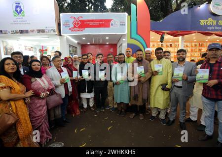 Dhaka, Wari, Bangladesh. 10 febbraio 2024. Presentazione della storia completa del libro "Pipilikar Sansar" della DUFA (University Friends Association) di Dhaka. Ogni anno, la Bangla Academy organizza la fiera nazionale del libro nell'area dell'Università di Dhaka. Questa fiera del libro è la più grande del Bangladesh e si svolge per tutto il mese di febbraio. Dacca, Bangladesh, 10 febbraio 2024. (Credit Image: © Habibur Rahman/ZUMA Press Wire) SOLO PER USO EDITORIALE! Non per USO commerciale! Foto Stock