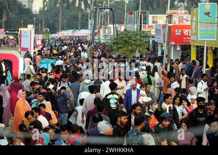 Dhaka, Wari, Bangladesh. 10 febbraio 2024. I visitatori sono visitati durante la fiera nazionale del libro chiamata Ekushey Boi Mela a Dacca. Ogni anno, la Bangla Academy organizza la fiera nazionale del libro nell'area dell'Università di Dhaka. Questa fiera del libro è la più grande del Bangladesh e si svolge per tutto il mese di febbraio. Dacca, Bangladesh, 10 febbraio 2024. (Credit Image: © Habibur Rahman/ZUMA Press Wire) SOLO PER USO EDITORIALE! Non per USO commerciale! Foto Stock