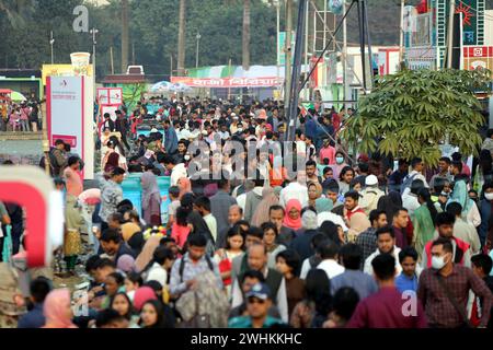 Dhaka, Wari, Bangladesh. 10 febbraio 2024. I visitatori sono visitati durante la fiera nazionale del libro chiamata Ekushey Boi Mela a Dacca. Ogni anno, la Bangla Academy organizza la fiera nazionale del libro nell'area dell'Università di Dhaka. Questa fiera del libro è la più grande del Bangladesh e si svolge per tutto il mese di febbraio. Dacca, Bangladesh, 10 febbraio 2024. (Credit Image: © Habibur Rahman/ZUMA Press Wire) SOLO PER USO EDITORIALE! Non per USO commerciale! Foto Stock