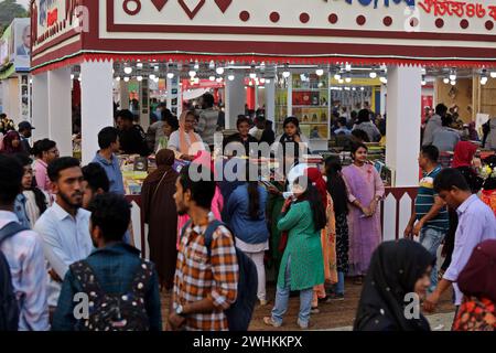 Dhaka, Wari, Bangladesh. 10 febbraio 2024. I visitatori sono visitati durante la fiera nazionale del libro chiamata Ekushey Boi Mela a Dacca. Ogni anno, la Bangla Academy organizza la fiera nazionale del libro nell'area dell'Università di Dhaka. Questa fiera del libro è la più grande del Bangladesh e si svolge per tutto il mese di febbraio. Dacca, Bangladesh, 10 febbraio 2024. (Credit Image: © Habibur Rahman/ZUMA Press Wire) SOLO PER USO EDITORIALE! Non per USO commerciale! Foto Stock