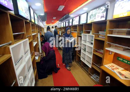 Dhaka, Wari, Bangladesh. 10 febbraio 2024. I visitatori leggono libri alla fiera nazionale del libro chiamata Ekushey Boi Mela a Dacca. Ogni anno, la Bangla Academy organizza la fiera nazionale del libro nell'area dell'Università di Dhaka. Questa fiera del libro è la più grande del Bangladesh e si svolge per tutto il mese di febbraio. Dacca, Bangladesh, 10 febbraio 2024. (Credit Image: © Habibur Rahman/ZUMA Press Wire) SOLO PER USO EDITORIALE! Non per USO commerciale! Foto Stock