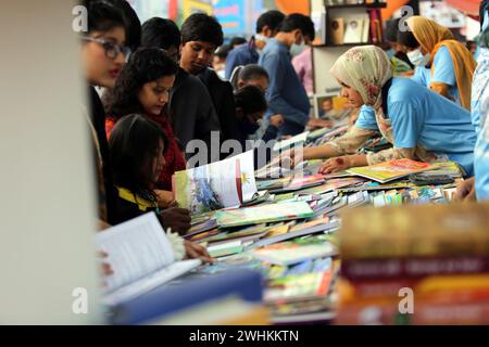 Dhaka, Wari, Bangladesh. 10 febbraio 2024. I visitatori leggono libri alla fiera nazionale del libro chiamata Ekushey Boi Mela a Dacca. Ogni anno, la Bangla Academy organizza la fiera nazionale del libro nell'area dell'Università di Dhaka. Questa fiera del libro è la più grande del Bangladesh e si svolge per tutto il mese di febbraio. Dacca, Bangladesh, 10 febbraio 2024. (Credit Image: © Habibur Rahman/ZUMA Press Wire) SOLO PER USO EDITORIALE! Non per USO commerciale! Foto Stock