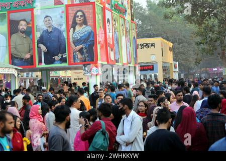 Dhaka, Wari, Bangladesh. 10 febbraio 2024. I visitatori sono visitati durante la fiera nazionale del libro chiamata Ekushey Boi Mela a Dacca. Ogni anno, la Bangla Academy organizza la fiera nazionale del libro nell'area dell'Università di Dhaka. Questa fiera del libro è la più grande del Bangladesh e si svolge per tutto il mese di febbraio. Dacca, Bangladesh, 10 febbraio 2024. (Credit Image: © Habibur Rahman/ZUMA Press Wire) SOLO PER USO EDITORIALE! Non per USO commerciale! Foto Stock