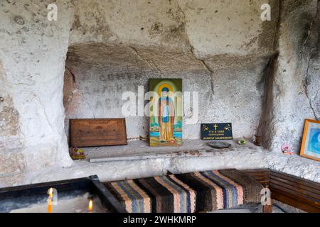 Nicchia in una grotta con icone religiose e candele, monastero grotta ortodosso bulgaro, monastero di roccia, monastero Basarbovsky, Basarbovsky, Basarbovo Foto Stock