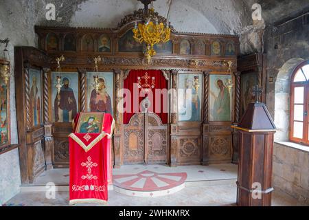 Interno di una chiesa grotta con icone e un altare, monastero grotta ortodosso bulgaro, monastero di roccia, monastero Basarbovsky, Basarbovsky, Basarbovo Foto Stock