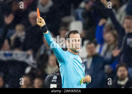 Almelo, Paesi Bassi. 10 febbraio 2024. ALMELO, Stadium Erve Asito, 10-02-2024, stagione 2023/2024, arbitro di calcio olandese Eredivisie Bas Nijhuis Vitesse giocatore Nicolas Isimat-Mirin cartellino rosso durante la partita Heracles - Vitesse credito: Pro tiri/Alamy Live News Foto Stock