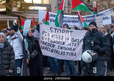 Manifestanti con striscione fermare la guerra a Gaza, la pace tra Israele e Palestina, manifestazione pro Palestina il 2 dicembre 2023 a Duesseldorf Foto Stock