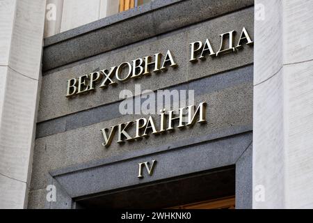 Kiev, Verkhovna Rada, parlamento ucraino. L'iscrizione in lingua Ucraina - Consiglio Supremo dell'Ucraina sulla costruzione a Kiev. Foto Stock