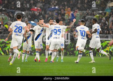 Stadio Olimpico, Roma, Italia. 10 febbraio 2024. Serie A Football; Roma contro Inter Milan; Francesco Acerbi del FC Internazionale Milan festeggia dopo aver segnato il gol per 1-0 al 17° minuto crediti: Action Plus Sports/Alamy Live News Foto Stock