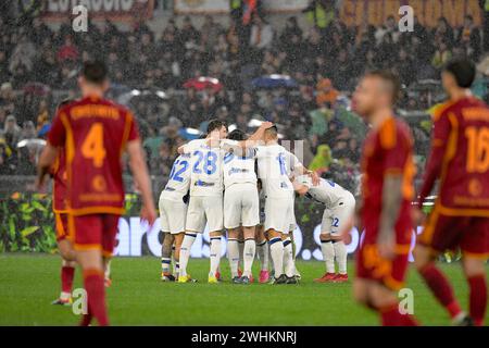 Stadio Olimpico, Roma, Italia. 10 febbraio 2024. Serie A Football; Roma contro Inter Milan; i giocatori dell'Inter festeggiano dopo aver segnato il gol per 0-1 al 17° minuto Credit: Action Plus Sports/Alamy Live News Foto Stock