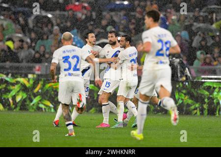 Stadio Olimpico, Roma, Italia. 10 febbraio 2024. Serie A Football; Roma contro Inter Milan; Francesco Acerbi del FC Internazionale Milan festeggia dopo aver segnato il gol per 1-0 al 17° minuto crediti: Action Plus Sports/Alamy Live News Foto Stock