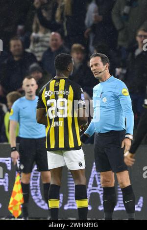 ALMELO - (l-r) Nicolas Isimat Mirin di Vitesse, arbitro Bas Nijhuis durante la partita Eredivisie olandese tra Heracles Almelo e Vitesse allo stadio Erve Asito il 10 febbraio 2024 ad Almelo, Paesi Bassi. ANP COR LASKER Foto Stock