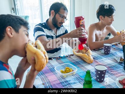 Panino molto gustoso e speciale con tanto formaggio Foto Stock