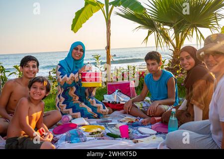 Pranzo box nelle mani di una madre e il il resto della famiglia sorride Foto Stock