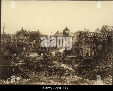 Una città distrutta dai tedeschi durante la guerra. Immagini delle forze canadesi nella prima guerra mondiale Francia/Belgio 1916 Foto Stock