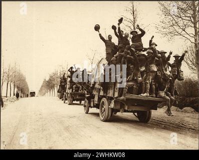 Canadesi vittoriosi che festeggiano dopo aver combattuto a Vimy Ridge. Un gruppo di soldati in sella a un camion militare che saluta e tifa dopo una guerra vince. Immagini delle forze canadesi nella prima guerra mondiale Francia 1917 Foto Stock