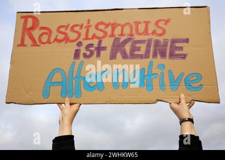 Demonstration unter dem motto ãNie wieder ist jetzt C für Demokratie, gegen FaschismusÓ- Kundgebung gegen die AfD und Rechtsextremismus - Deutschland, GER, DEU Germany, Gotha, 10.02.2024 - Gotha: DAS ãBündnis gegen Rechts. Gotha ist BUNT e. V.Ó ruft zu einer Demonstration unter dem motto ãNie wieder ist jetzt C für Demokratie, gegen FaschismusÒ auf. Die Demonstration Begnt um 12 Uhr in Gotha-West auf dem Coburger Platz mit einer Auftaktkundgebung und bewegt sich über die Humboldtstraße, Bürgeraue und die Jüdenstraße zum Oberen Hauptmarkt, wo es eine weitere Kundgebung gibt. Hauptauslöser der Foto Stock