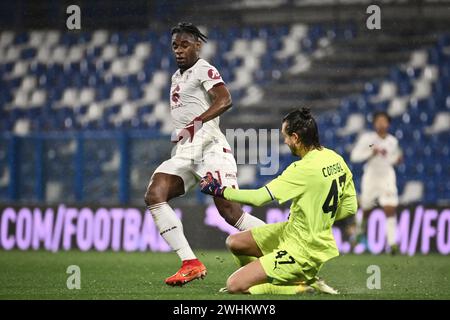 Reggio Emilia, Italia. 10 febbraio 2024. Foto massimo Paolone/LaPresse 10 febbraio 2024 - Reggio Emilia, Italia - sport, calcio - Sassuolo vs Torino - Campionato italiano di calcio serie A TIM 2023/2024 - Stadio Mapei Cittˆ del Tricolore. Nella foto: Andrea Consigli (US Sassuolo) in azione contrastato da Duvan Zapata (Torino FC) 10 febbraio 2024 Reggio Emilia, Italia - sport, calcio - Sassuolo vs Torino - Campionato Italiano di calcio 2023/2024 - Stadio Mapei. Nella foto: Andrea Consigli (US Sassuolo) compete per il pallone con Duvan Zapata (Torino FC) crediti: LaPresse/Alamy Live News Foto Stock