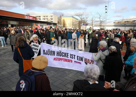 Demonstration unter dem motto ãNie wieder ist jetzt C für Demokratie, gegen FaschismusÓ- Kundgebung gegen die AfD und Rechtsextremismus - Deutschland, GER, DEU Germany, Gotha, 10.02.2024 - Gotha: DAS ãBündnis gegen Rechts. Gotha ist BUNT e. V.Ó ruft zu einer Demonstration unter dem motto ãNie wieder ist jetzt C für Demokratie, gegen FaschismusÒ auf. Die Demonstration Begnt um 12 Uhr in Gotha-West auf dem Coburger Platz mit einer Auftaktkundgebung und bewegt sich über die Humboldtstraße, Bürgeraue und die Jüdenstraße zum Oberen Hauptmarkt, wo es eine weitere Kundgebung gibt. Hauptauslöser der Foto Stock