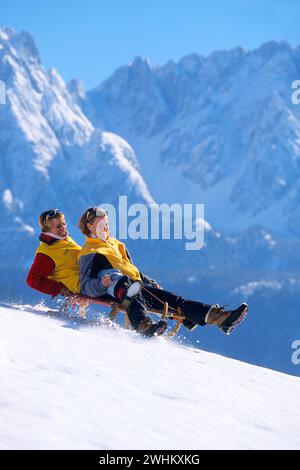 Una coppia di slittini sulle Alpi, slittino, Alpi, Austria Foto Stock