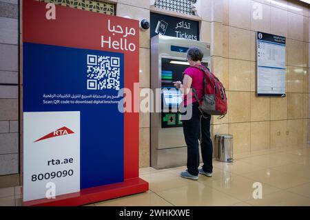 Immagine interna, donna anziana, migliore scelta al distributore automatico di biglietti, terminal dei biglietti, stazione al Ras, stazione ferroviaria, metropolitana di Dubai, RTA, Dubai Creek, traffico Foto Stock