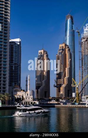 Yacht, moschea, skyline, Marina di Dubai, Dubai, Emirati Arabi Uniti, VAR Foto Stock