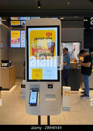 Terminal self-service per l'ordinazione, vista interna del McDonald's, Dubai, Emirati Arabi Uniti, VAR Foto Stock