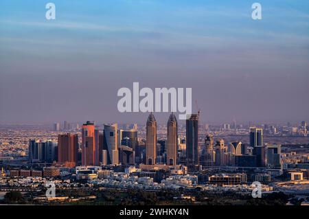 Vista dello skyline di Dubai Internet City, Palm Jumeirah, luce serale, crepuscolo, Dubai, Emirati Arabi Uniti, VAR dalla piattaforma di osservazione The View at the Foto Stock