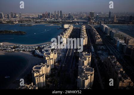 Vista dalla piattaforma panoramica The View at the Palm su Sheikh Zayed Road, Skyline Dubai Internet City, Palm Jumeirah, Dubai, Emirati Arabi Uniti, VAR Foto Stock