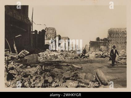 3 febbraio 1931. Napier, nuova Zelanda. Persone nella strada coperte dall'edificio danneggiato dal terremoto di Napier. Foto Stock