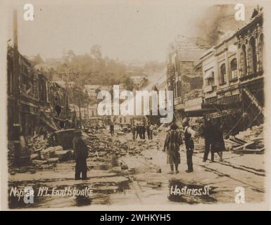 3 febbraio 1931. Napier, nuova Zelanda. Persone nella strada coperte dall'edificio danneggiato dal terremoto di Napier. Foto Stock