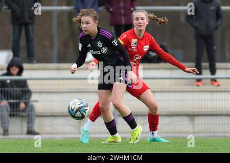 Monaco, Germania. 10 febbraio 2024. Monaco di Baviera, Germania, 10 febbraio 2024: Lisa Karl (17 FC Bayern Monaco II) e Lilia Krammer (16 FC Bergheim) durante l'amichevole pre-stagione tra FC Bayern Monaco II e FC Bergheim al FC Bayern Campus, Germania. (Sven Beyrich/SPP) credito: SPP Sport Press Photo. /Alamy Live News Foto Stock