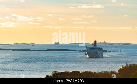 Gothenburg, Svezia - Ottobre 17 2021: Traghetto passeggeri RoRo Stena Danica (IMO 7907245) in avvicinamento al porto di Gothenburg. Foto Stock