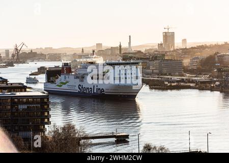 Goteborg, Svezia - 11 2022 aprile: Traghetto Stena Jutlandica in partenza da Goteborg per Frederikshavn in una soleggiata mattinata primaverile. Foto Stock