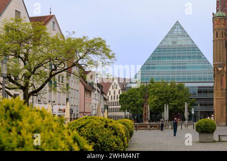 Piazza del Municipio della città di Ulma con la Biblioteca centrale, Germania Foto Stock