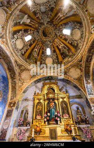 Cupola con i quattro evangelisti che circondano la scena dell'Incoronazione della Vergine Foto Stock