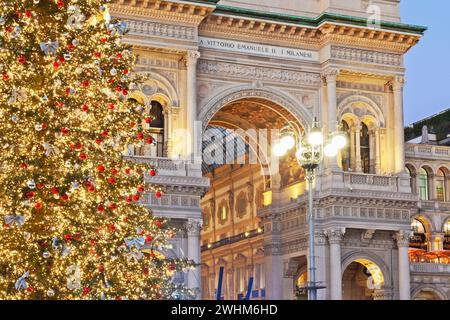 Albero di Natale e decorazioni natalizie presso la Galleria Vittorio Emanuele II in Piazza del Duomo di Milano, Piemonte, Italia, Europa. Foto Stock