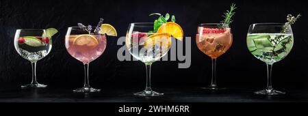 Cocktail raffinati con frutta fresca. Gin e bevande toniche con ghiaccio a una festa Foto Stock