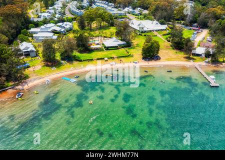 Spiaggia della cittadina di Murrays sul Lago Macquarie in Australia - vista dall'alto verso il basso. Foto Stock