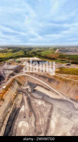 Miniera di carbone nero di Ashton nella regione australiana della Hunter Valley del New England - dall'alto verso il basso fino al cielo. Foto Stock