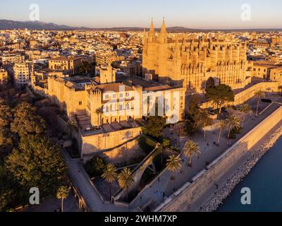 Palazzo reale de la Almudaina e Cattedrale di Palma Foto Stock