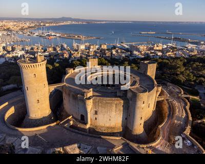 Castello Bellver e la città di Palma sullo sfondo Foto Stock