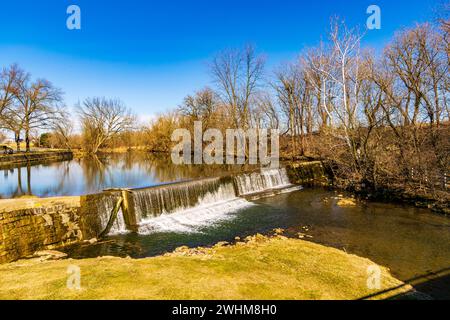 Vista di una diga artificiale per la gestione di un vecchio mulino Grist Foto Stock