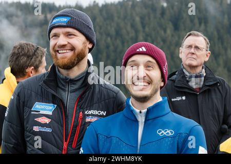 Rodel-Weltcup 2023/2024 Toni Eggert l und Sascha Benecken reagieren bei ihrer offiziellen Verabschiedung im Rahmen des 6. Eberspächer Rodel-Weltcups 2023/2024 Oberhof Thüringen DEUTSCHLAND *** Coppa del mondo di Luge 2023 2024 Toni Eggert l e Sascha Benecken reagiscono durante il loro addio ufficiale alla 6 EBERSPÄCHER Luge World Cup 2023 2024 Oberhof Turingia GERMANIA Foto Stock