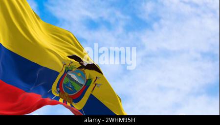 Bandiera nazionale ecuadoriana che sventola nel vento in una giornata limpida Foto Stock