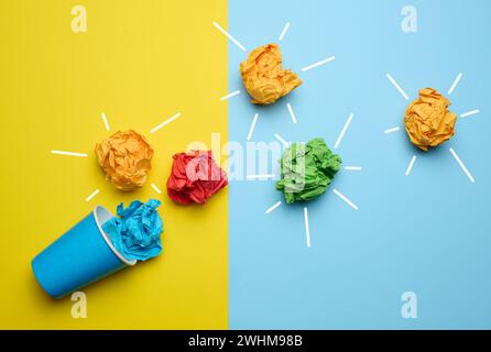 Il concetto di ispirazione con nuove idee, la ricerca di soluzioni creative, fogli di carta sgualciti sotto forma di palle su A. Foto Stock