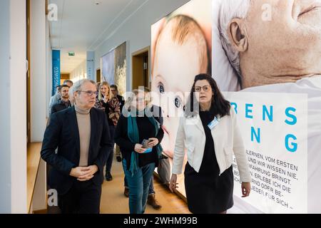 Erfahrungsweg für Polizeischüler Patricia Koch r, Soziales Kompetenzzentrum zeigt Georg Maier SPD, Thüringer Innenminister, Die Ausstellung Erfahrungsweg im sozialen Kompetenzzentrum der Polizeischule Meiningen. Die Fachgruppe Soziale Kompetenzen zielt auf die Entfaltung, Förderung sowie Stärkung sozialer Kompetenzen von Thüringer Polizeibeamten ab. Der Erfahrungsweg thematisiert berufliche Belastungssituationen, polizeiliche Spannungsfelder und gesellschaftliche Dynamiken. Meiningen Thüringen DEUTSCHLAND *** esperienza percorso per studenti di polizia Patricia Koch r, Centro di competenza sociale mostra G Foto Stock