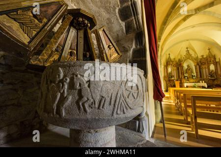 Fonte battesimale romanica Foto Stock