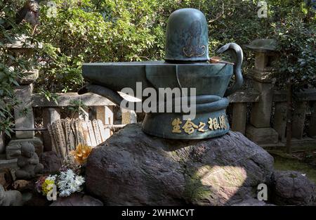 Il metal Shiva Linga nel tempio di Toganji. Nagoya. Giappone Foto Stock